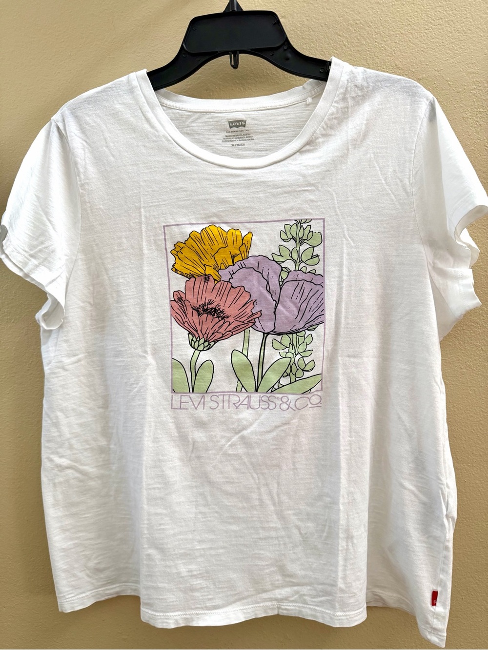 Preloved Women's Levi's White Short-Sleeve Tee with Pastel Floral Graphic